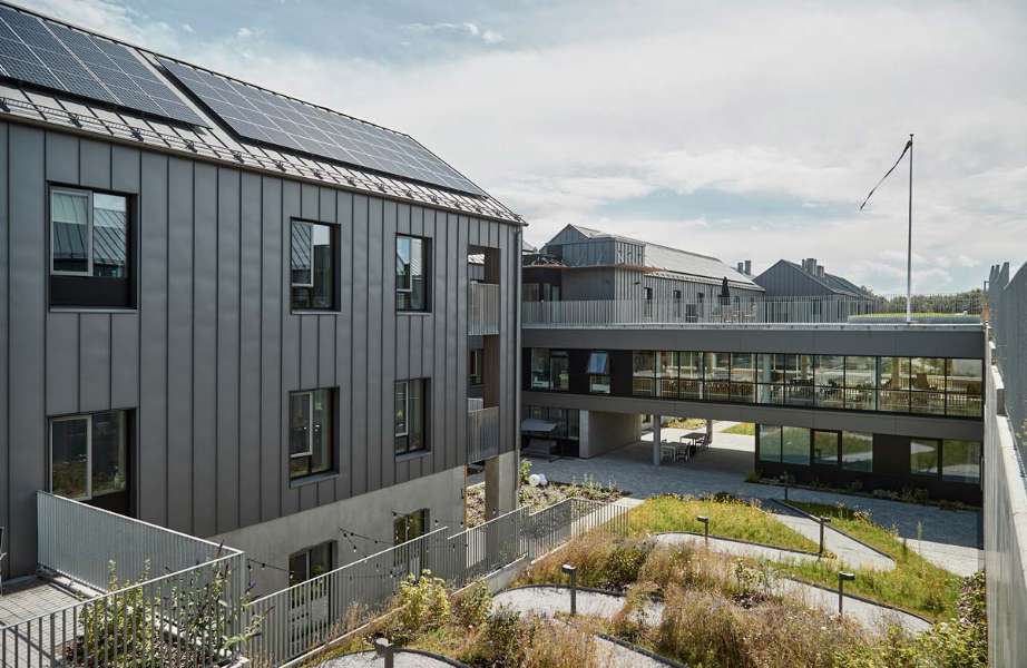 Ein mit Stahl verkleidetes und geschütztes Demenzpflegeheim, DemensCentrum Aarhus – Skovvang, Skovvangsvej 97–99, 8200 Aarhus, Dänemark